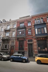 a blue car parked in front of a brick building at Bed & Breakfast La Linière in Brussels