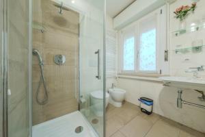 a bathroom with a shower and a toilet and a sink at Cristel Apartment - 15 min da Milano in Cormano