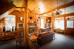 a living room filled with furniture and a fire place at Paradise Lodge and Bungalows in Lake Louise