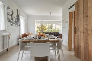 a kitchen and dining room with a table and chairs at Bonnie's Beachhouse - villa aan zee in De Panne