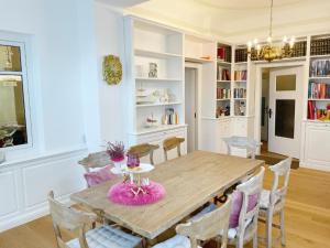a dining room with a wooden table and chairs at Villa Stolle, Ferienwohnung in Schneverdingen