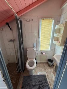 a bathroom with a toilet and a sink and a tub at Le Naturel in Vidon