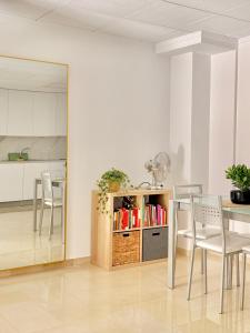 a kitchen and dining room with a table and chairs at Casa Placeta Serna in Vélez-Rubio