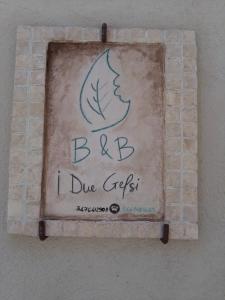 un cartel en una pared que dice que coloreo la captura en B&B I Due Gelsi, en Monte Libretti