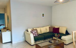 a living room with a couch and a coffee table at Appt Lakeside - Hossegor centre - Terrasse in Hossegor