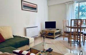 a living room with a couch and a table at Appt Lakeside - Hossegor centre - Terrasse in Hossegor