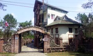 an archway in front of a house with a fence at ძველი სახლი Old house in Ureki