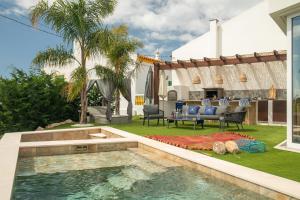 a backyard with a swimming pool and a house at Casa do Barco in Odiáxere