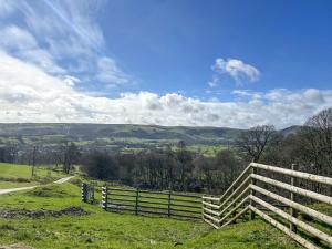 a wooden fence on the side of a field at Ash Cottage - Ukc9266 in Hope