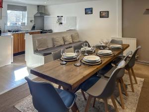 a dining table and chairs in a living room at Ash Cottage - Ukc9266 in Hope +13 photos