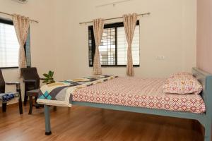 a bedroom with a bed in a room at Ananda Villa in Igatpuri