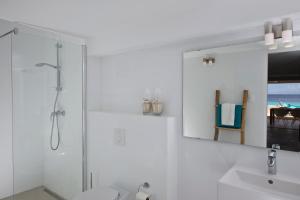 Et badeværelse på Ocean Huntu Oceanfront Apartments + 23 billeder