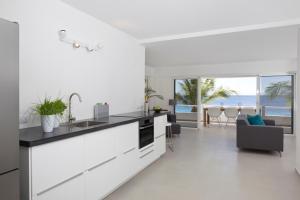 Køkken eller tekøkken på Ocean Huntu Oceanfront Apartments