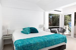 En eller flere senge i et værelse på Ocean Huntu Oceanfront Apartments