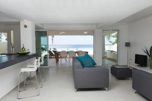 Et tv og/eller underholdning på Ocean Huntu Oceanfront Apartments