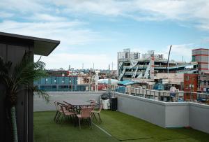 ein Balkon mit Tisch und Stühlen an einem Gebäude in der Unterkunft Pier26 Hotel in Pohang