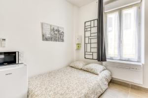 a small bedroom with a bed and a window at La Petite Maison - Studio in Peyriac-de-Mer