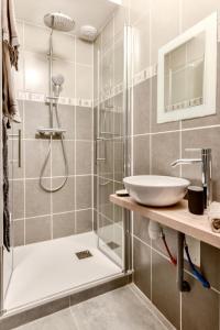 a bathroom with a shower and a sink at La Petite Maison - Studio in Peyriac-de-Mer