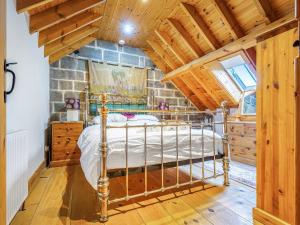 a bedroom with a bed and wooden ceilings at Seaton Court - Uk31955 in Staithes