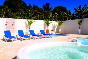 Maní的住宿－Hotel Anamela，一个带椅子的庭院和一个游泳池