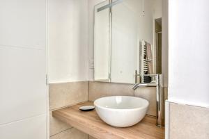 a bathroom with a bowl sink and a mirror at La Petite Maison - T1 Bis in Peyriac-de-Mer