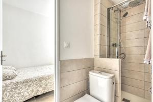 a small bathroom with a toilet and a shower at La Petite Maison - T1 Bis in Peyriac-de-Mer