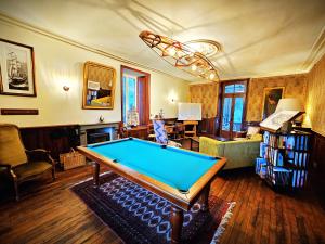 a living room with a pool table in it at Ty Kabiten appartement VUE MER in Locmariaquer