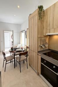 a kitchen with a table and a dining room at Posada de María Casa Cori 5 in Talavera de la Reina