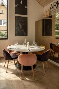 a dining room with a table and chairs at B&B Armalot by Julia in De Panne