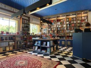 eine Buchhandlung mit kariertem Boden und einer Bibliothek in der Unterkunft Hotel Aleph in Capilla del Monte