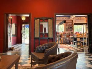 ein Wohnzimmer mit zwei Ledersesseln und einem Tisch in der Unterkunft Hotel Aleph in Capilla del Monte