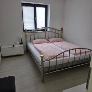 a bedroom with a bed with pink sheets and a window at ALLGÄU SONNENSEITE am ALPSEE -BERGE-SKI in Immenstadt im Allgäu