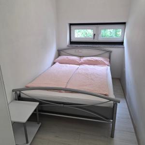 a small bed in a small room with a window at ALLGÄU SONNENSEITE am ALPSEE -BERGE-SKI in Immenstadt im Allgäu