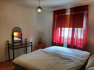 a bedroom with a bed and a red window at Eigentumswohnung Nähe See in Pirna