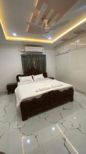 a bedroom with a large bed and a ceiling at Vihari Luxury Resort in Alamanda