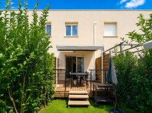 a patio with a table and benches in front of a building at La Dune 65 - Villa 3P6 in Sérignan