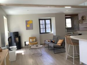 a living room with a couch and a table at La maisonnette de colette in Chastel-Nouvel