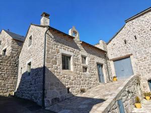a stone building with a stairway in front of it at La maisonnette de colette in Chastel-Nouvel