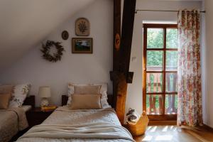 a bedroom with a bed and a window at Agroturystyka Akacjowe Zacisze- pokoje ze śniadaniami, sauna, balia, tarasy wśród drzew, slow life in Stańkowa