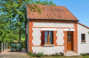 a small brick house with a table in front of it at Casa bianca in La Horgne