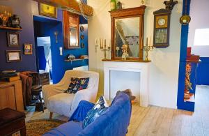 a living room with a couch and a fireplace at Le refuge des explorateurs - chasse au trésor in La Flèche