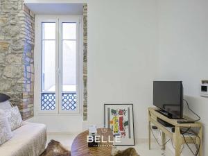a living room with a tv and a couch at Rocher - 3min Port Hercule - Casino in Monte Carlo