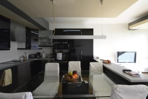 カスカイスにあるGoldencooper Cascais Apartment IIのキッチン(テーブル、椅子、フルーツボウル付)