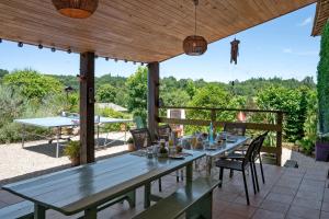 ein Esstisch auf einer Terrasse mit Aussicht in der Unterkunft Chambres D'hôtes Baladous in Montgaillard-de-Salies