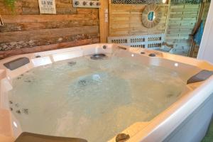 eine Whirlpool-Badewanne in einem Zimmer mit in der Unterkunft Chambres D'hôtes Baladous in Montgaillard-de-Salies + 49 Fotos