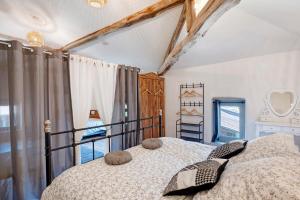 ein Schlafzimmer mit einem Bett und einem Fenster in der Unterkunft Chambres D'hôtes Baladous in Montgaillard-de-Salies