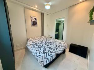 a bedroom with a bed and a television in it at Studio Atalaia - C -308 - By Hospede Fácil in Brasília