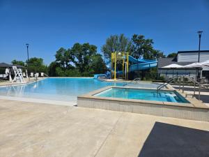a large swimming pool with a water park at Dutch Wonderland Inn in Lancaster