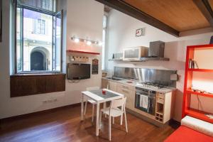 eine Küche mit einem Tisch und Stühlen im Zimmer in der Unterkunft Miniloft-Angy-Navigli in Mailand