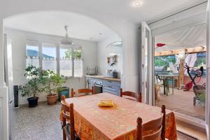 a kitchen and dining room with a table and chairs at Gîte rural chez Michel in Soulatgé